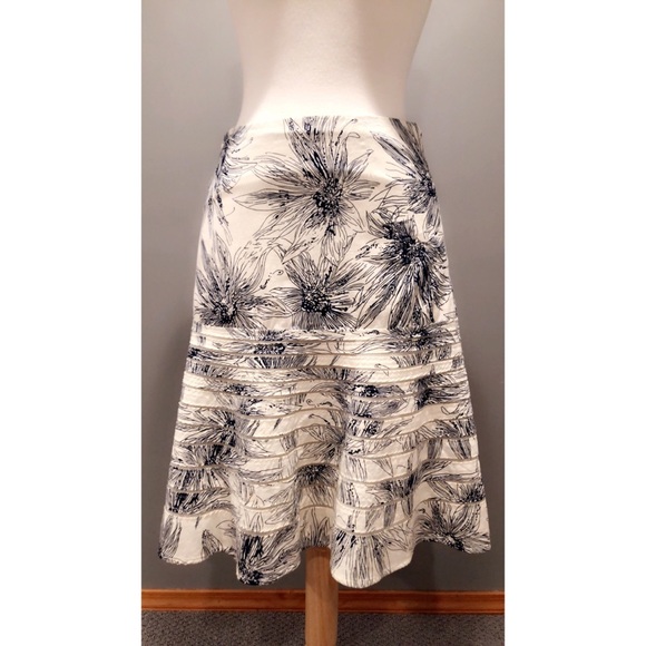 ✨HOST PICK!!✨ Anthropologie Skirt, Viola, Size 0 - Picture 2 of 8
